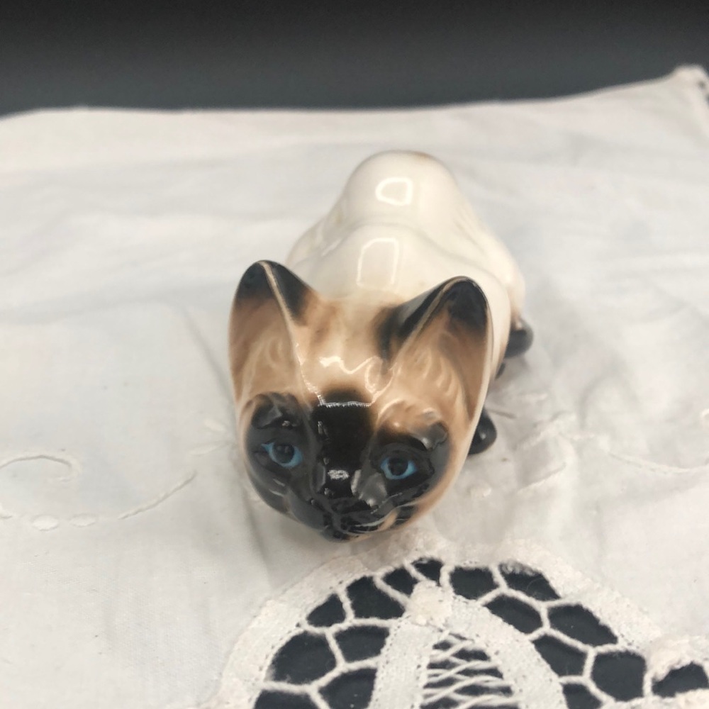 Vintage Enesco Porcelain Siamese Kitty Cat Shelf Sitter Peering Over the Edge